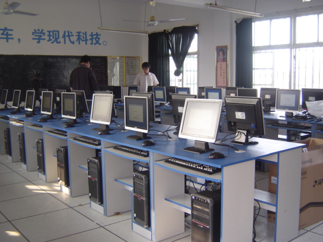 平山二小电脑室